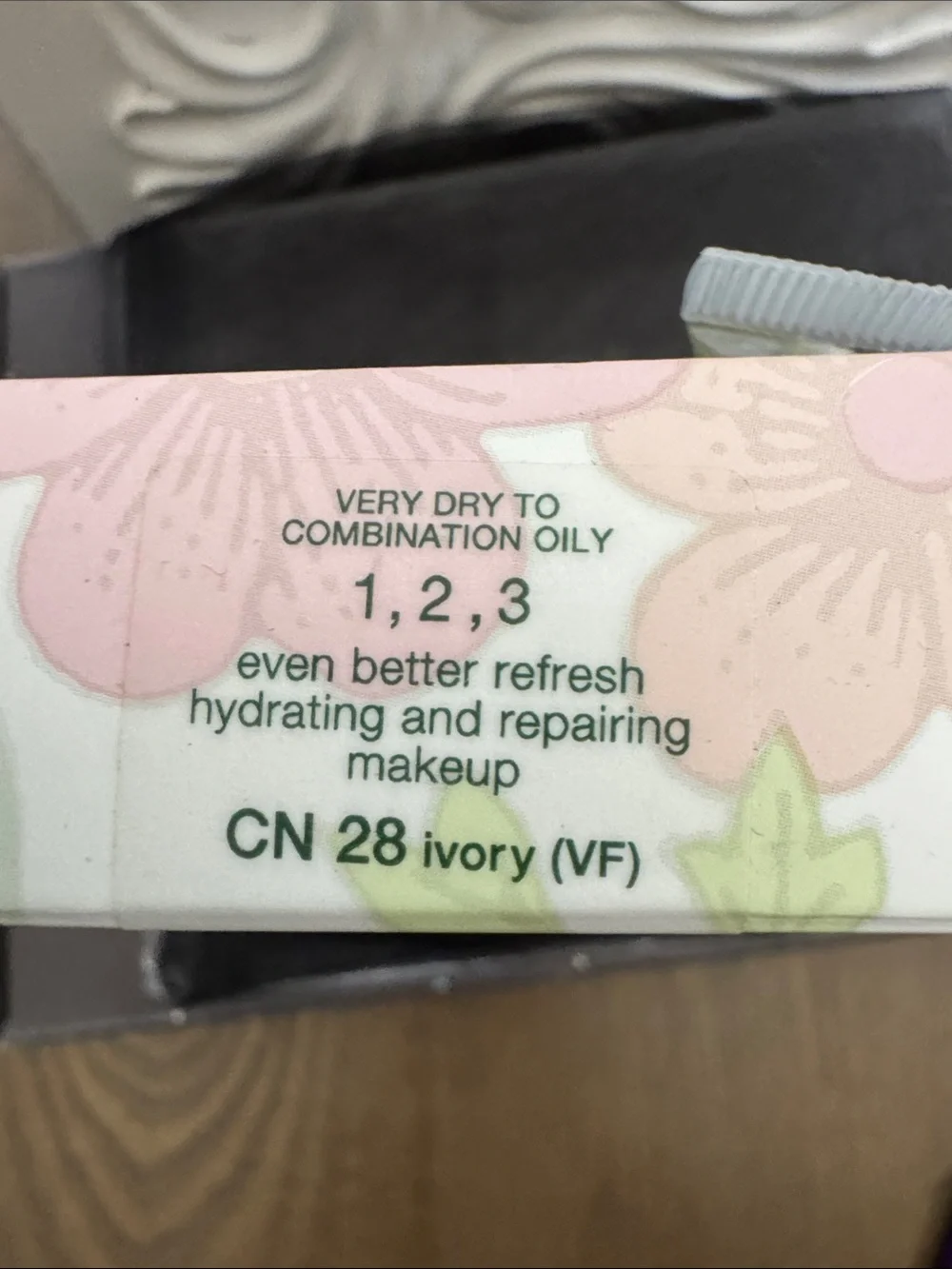 #216 CLINIQUE Even Better Refresh Hydrating Foundation — Ivory CN28 NEW IN BOX - Picture 2 of 3